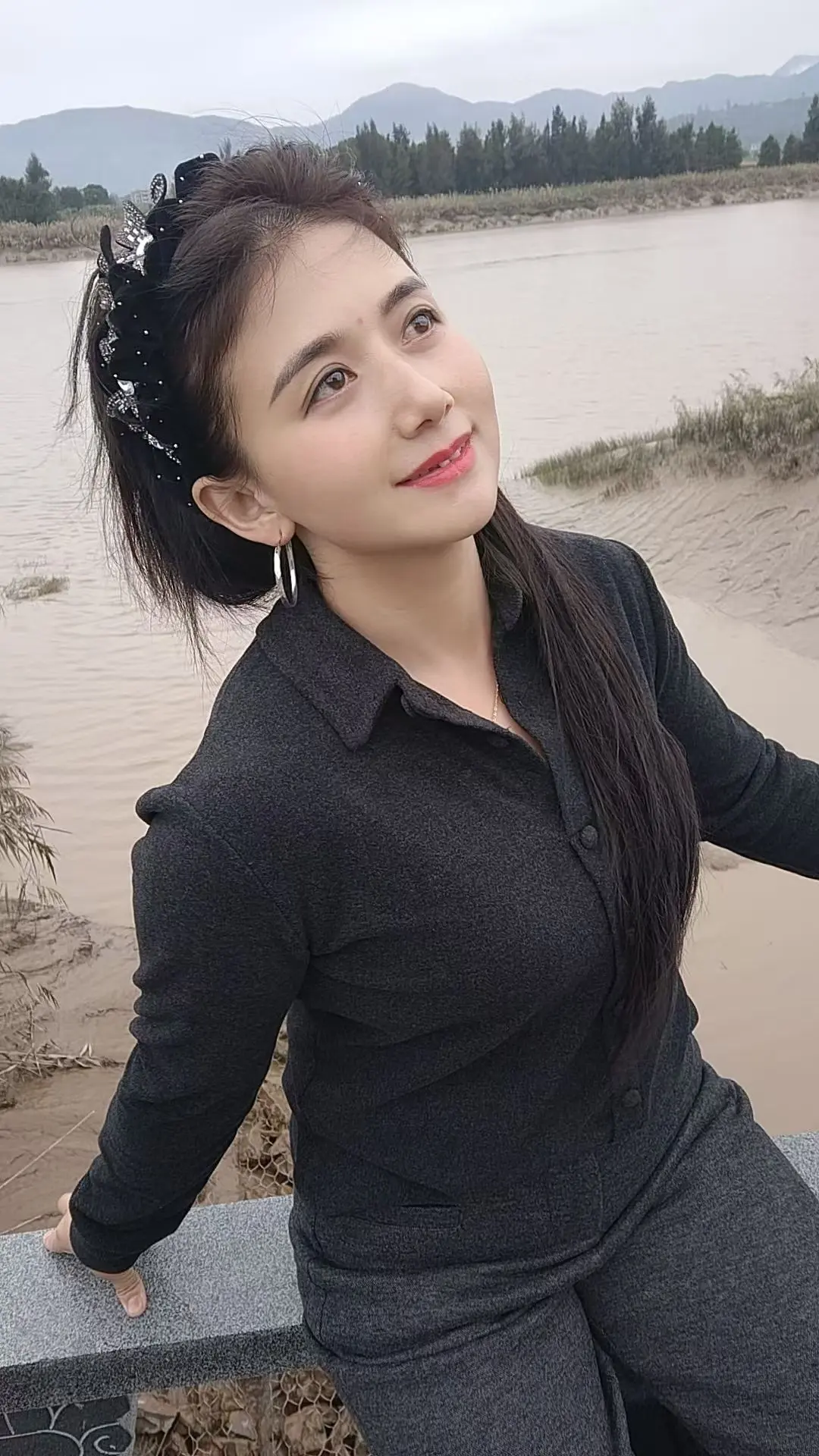 不做依附的藤蔓，要做自立的乔木，根深叶茂，风雨无惧。