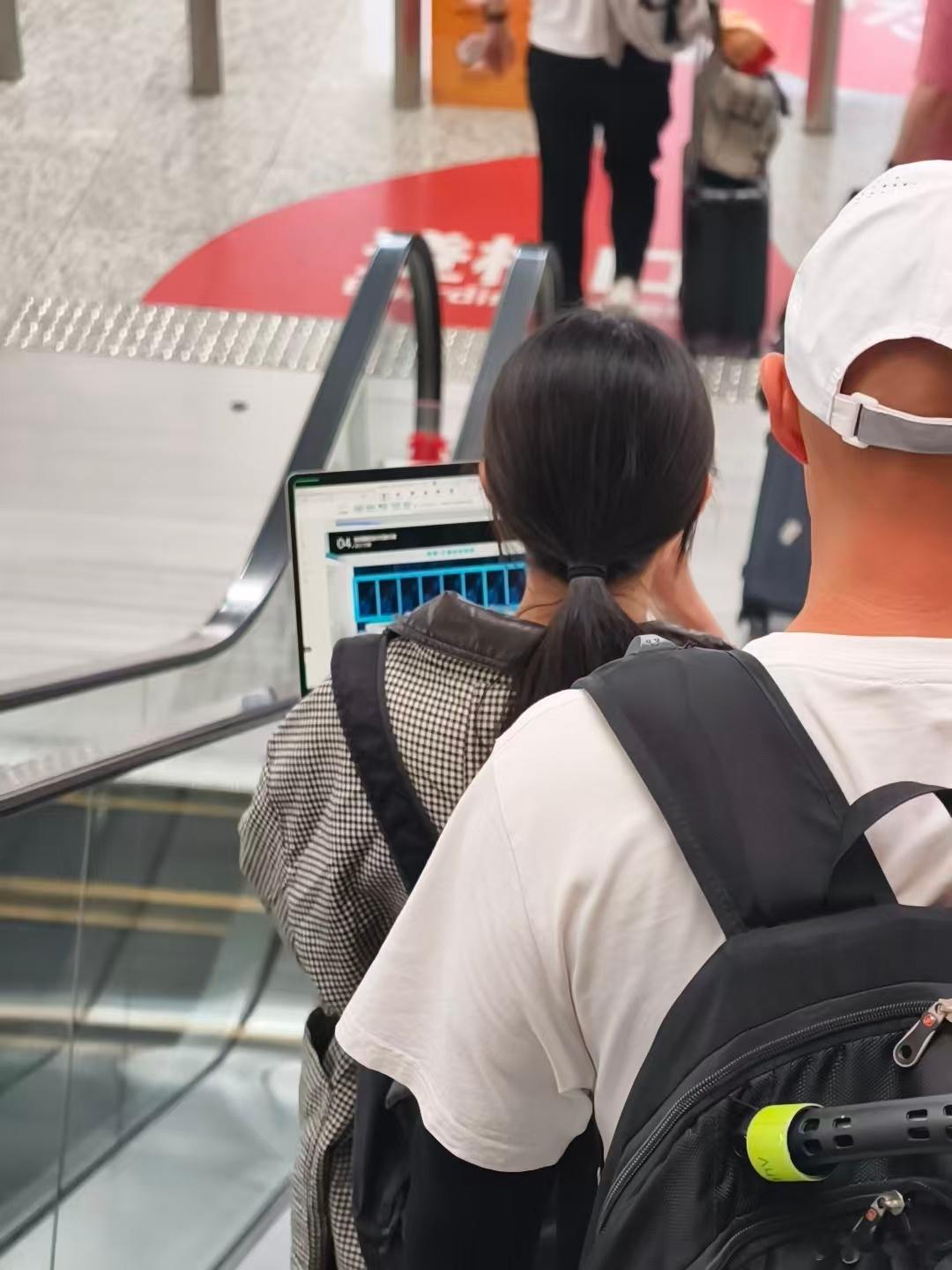 赶路牛马，国人真的太努力了算了下自己今天开始出差要19号才回，每天换一个城市，晚