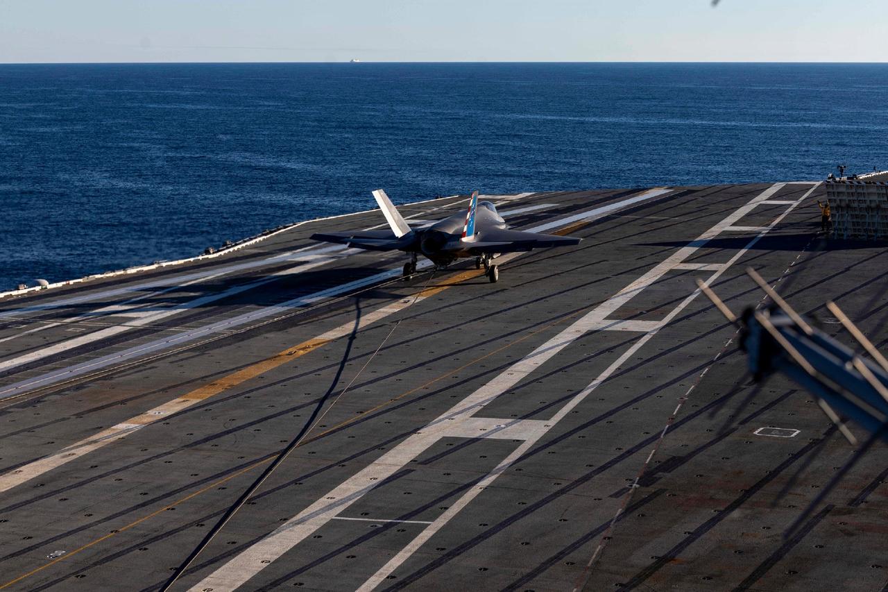 F-35C首次在JFK号航舰着舰