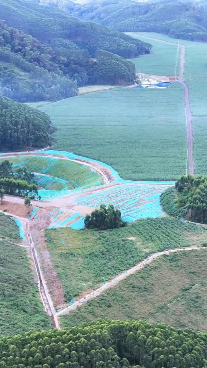 广西平陆运河土方堆出来的耕地取得非常好的效果。
原来不是拉去填海的，而是就近填平