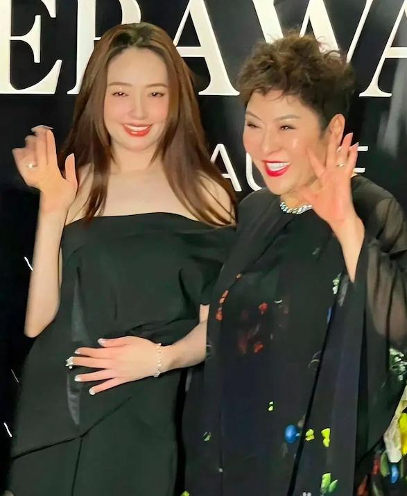郭碧婷前两天出席活动，整个人胖了好多，越来越珠圆玉润了，而且跟婆婆向太站在一块的