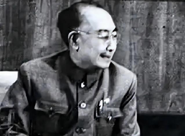 1995年，吴德病重住进医院。办理住院手续时，医生对着他女儿吴铁梅明确说，老人可