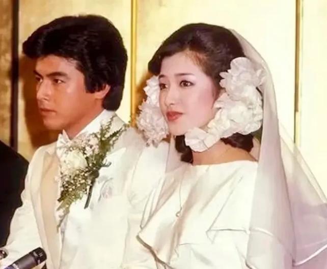 山口百惠其实才是超级狠人，因为她不会容忍男人一直不给婚约，也不会和有妇之夫纠缠不