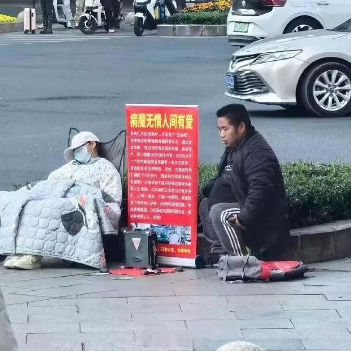 虽然是两班倒，但两人严格打卡8小时上班，符合劳动法。热点观点