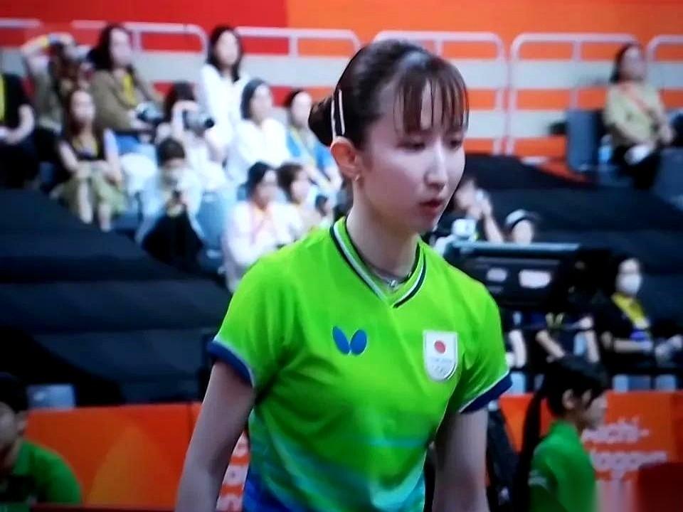 亚运会女团半决赛日本打韩国，现场没多少日韩观众，倒是国乒女粉丝给“大头”加油的声