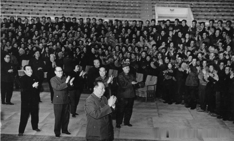 1977年4月19日晚上，华国锋亲切接见接见了大庆油田党委和油田各指挥部党委的负