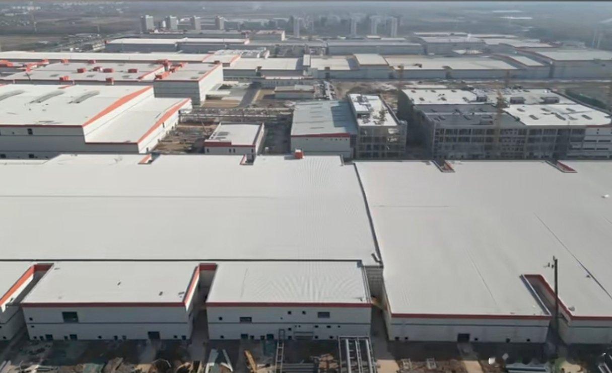 洛阳头条【提前35天，宁德时代洛阳基地三四期厂房集中封顶】11月29闾，位手洛阳