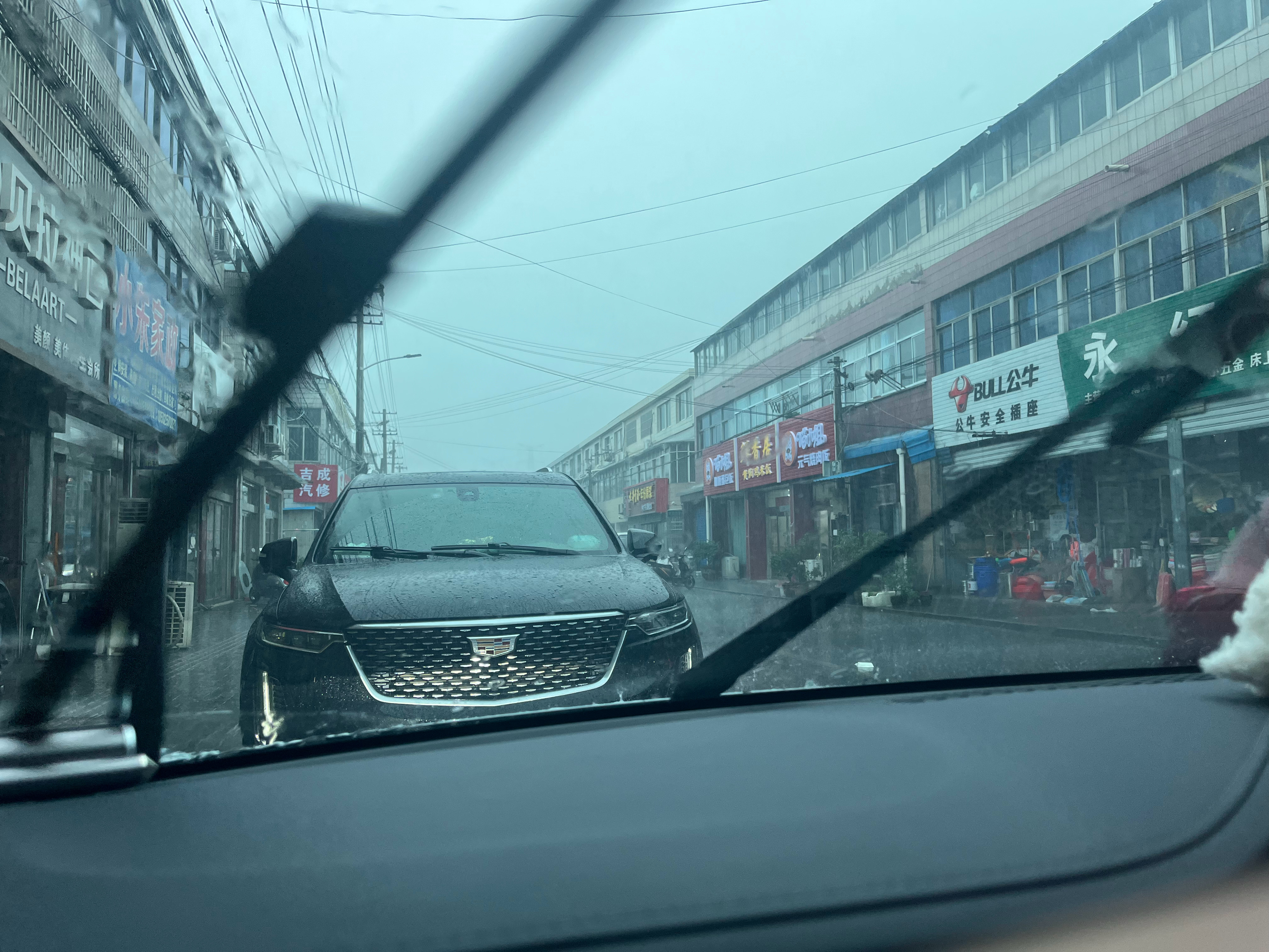 突然下起了大暴雨 雨刮器忙得我车都在震原来车震是这种感觉……（x你们会给车换上静