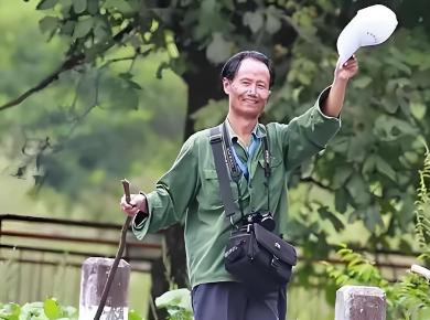 1998年，安徽大学教授何家庆来到深山调研。由于过于饥饿，于是就向村民讨吃的。不