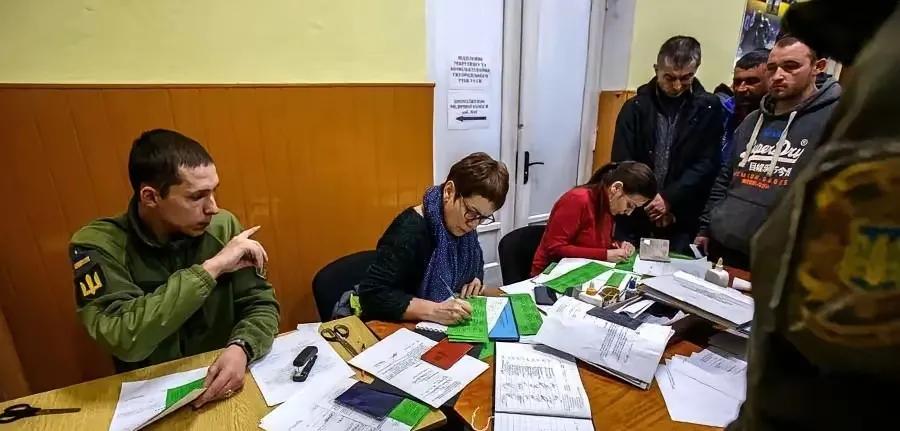 乌军现在兵力太缺乏了，人数不够，如今他们解决办法，只能靠临时强制征兵来弥补这一缺