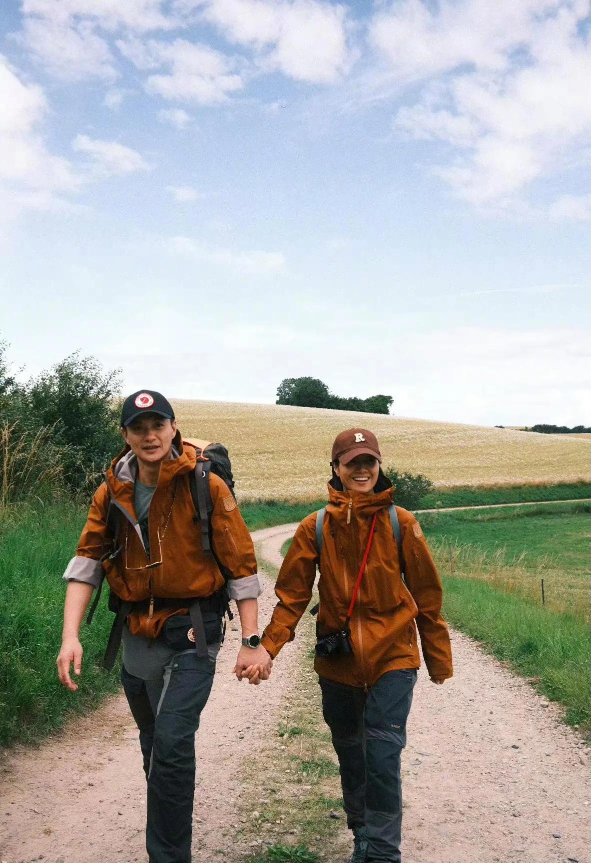 又被朱丹和周一围甜到了，夫妻俩丹麦牵手徒步，全程十指相扣，简单而温馨，脸上洋溢着