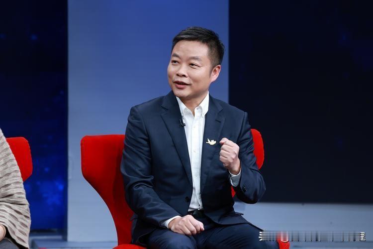 2025年11月6日，小鹏汽车董事长何小鹏在X9超级增程技术发布会上，因“IRO