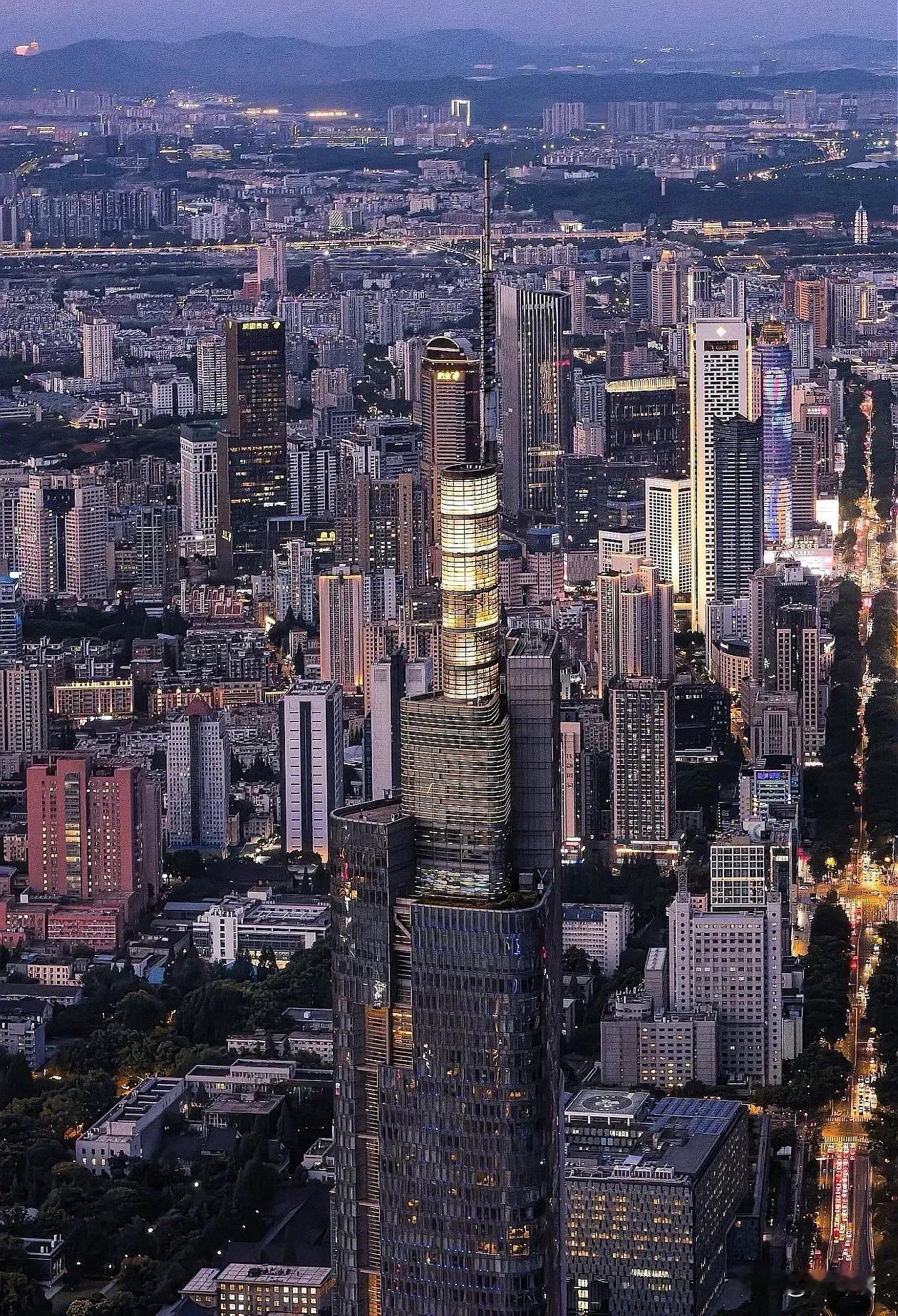 南京和杭州作为中国东部地区的两个重要城市，各自有着不同的发展特点和优势。南京虽然
