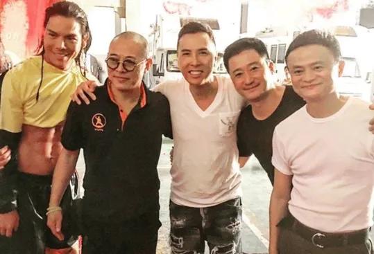 一次，马云过生日，李连杰拉着他说：“你本命年，带个珠子才能平安度过。”两人在网店