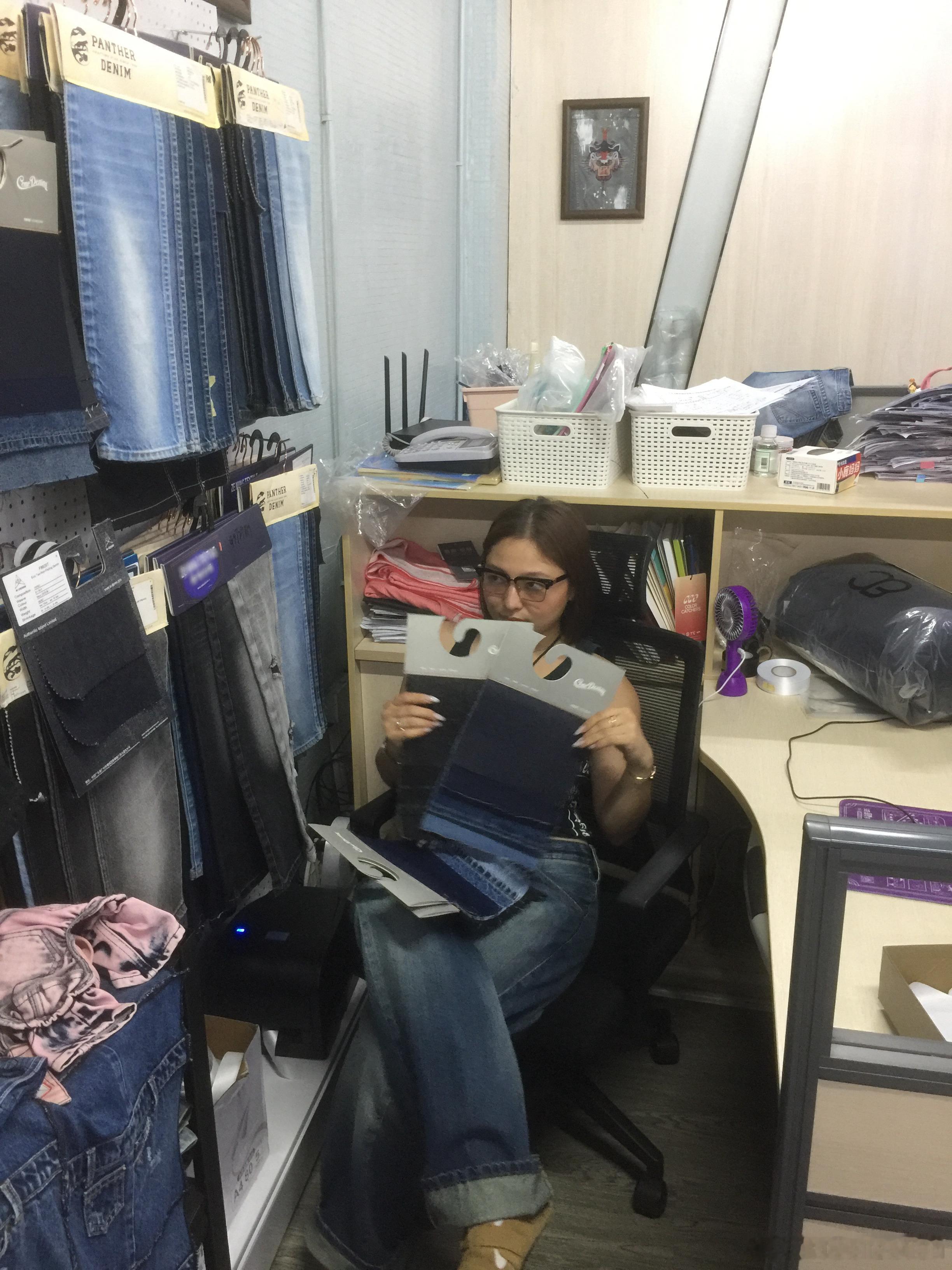 昨天去牛仔厂呆了一天看看正在生产中的小美小帅们很好很好 现在板房兼职用来做咱们大