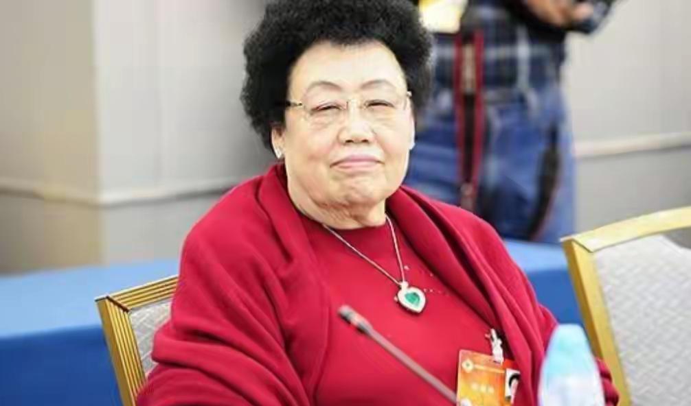 陈丽华接过迟重瑞的7万6存折，转身捐了，没让他看收据。
那是《西游记》播出后，