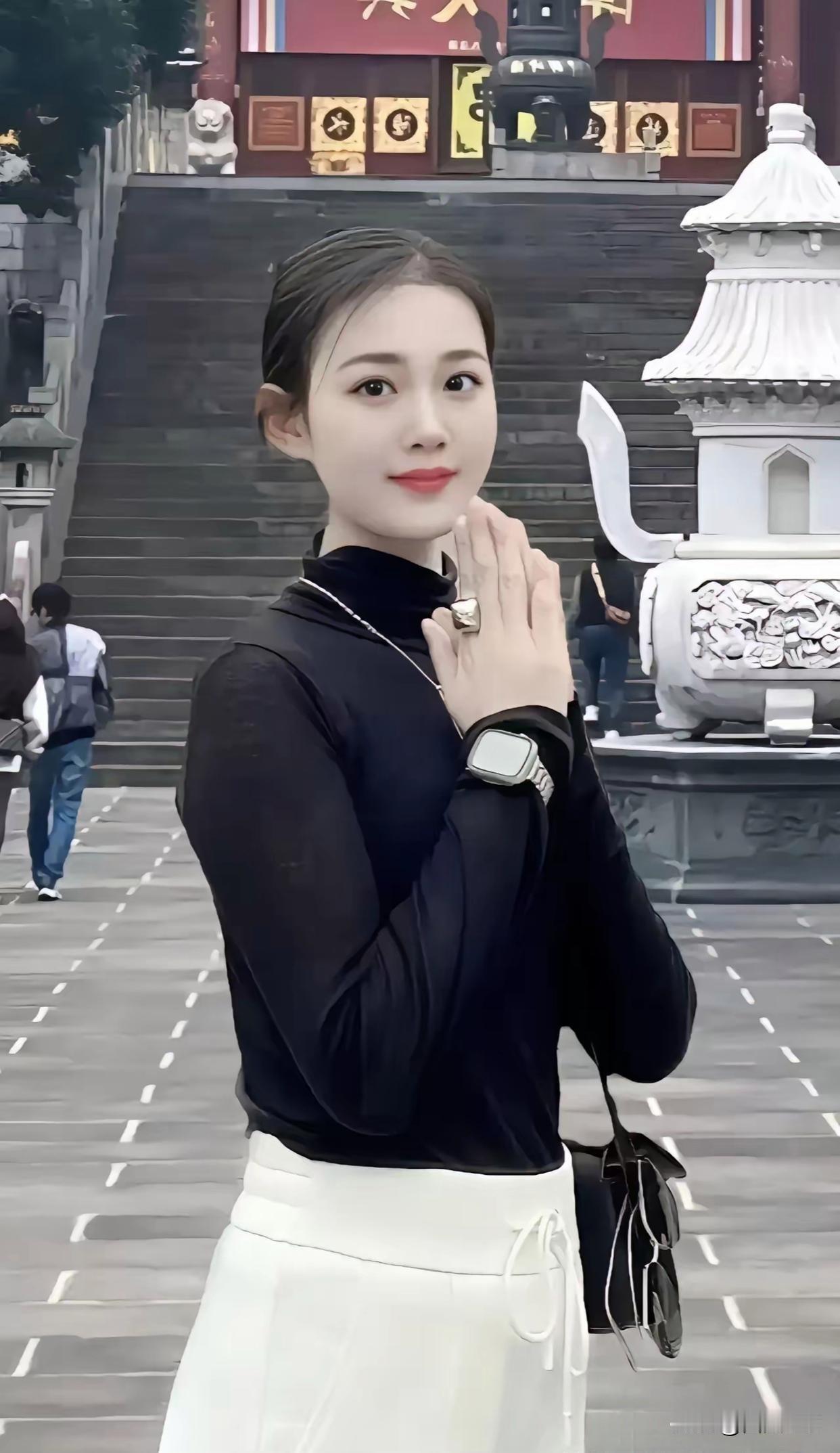 那么漂亮，身材又好，还到寺庙求婚姻，不知道到底想嫁个什么样的男人？