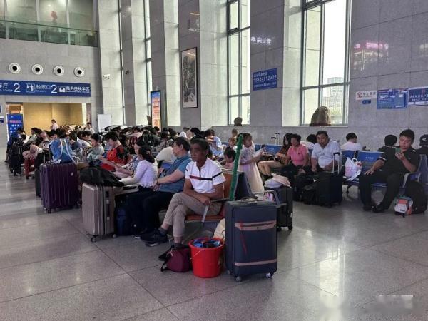#人民微见# 【#高铁站9成是按摩椅#】有旅客吐槽“某高铁站近9成都是按摩椅”。
