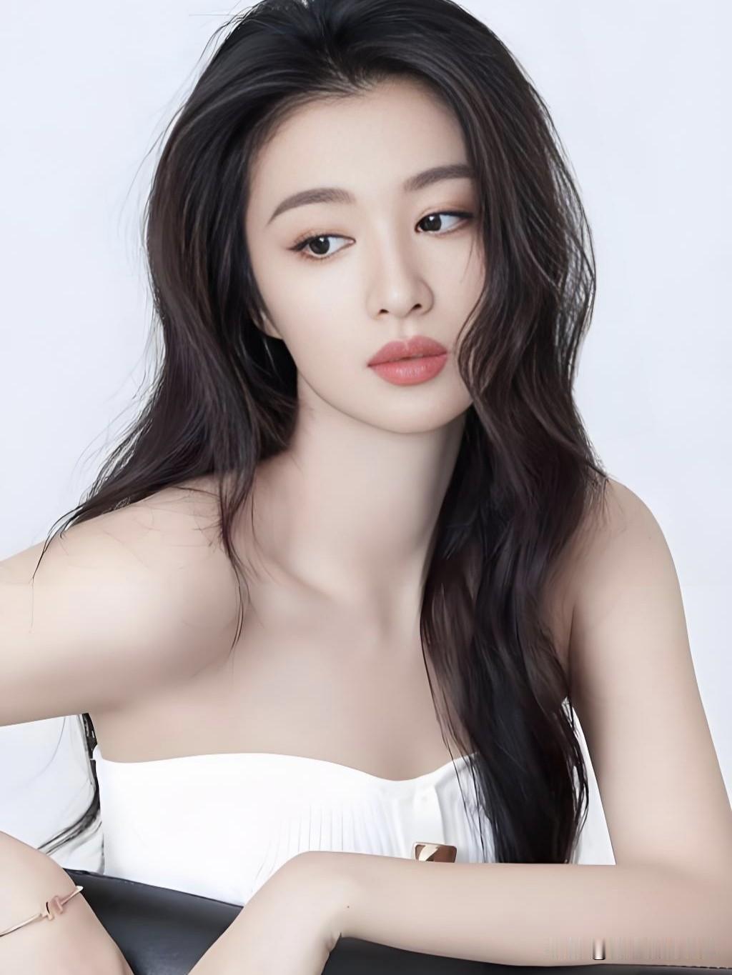 王楚然，眉眼如画，气质清冷出尘。一颦一笑间，既有古典美人的温婉，又不失现代女性的