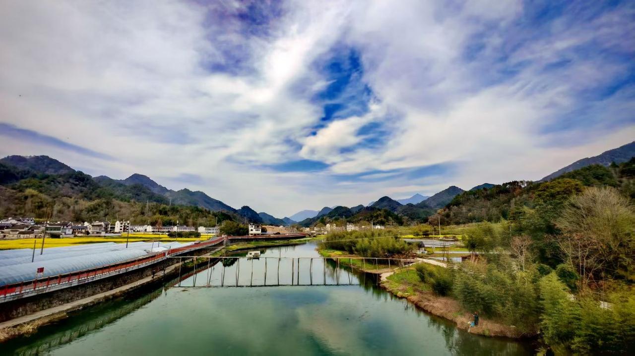 可以分享一张你拍的天空美照吗青山为幕，碧水为镜，春风漫过田野，把江南的春天，揉成