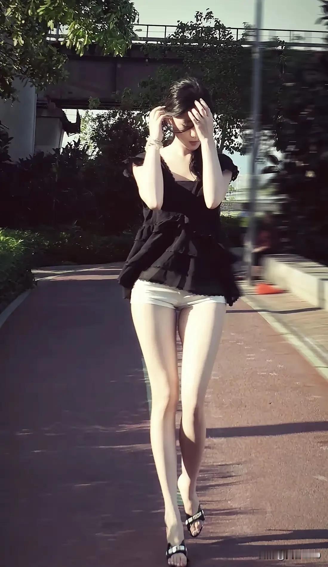 美的无地自容！
余温下的散步，一双美腿使自己心悦诚服。