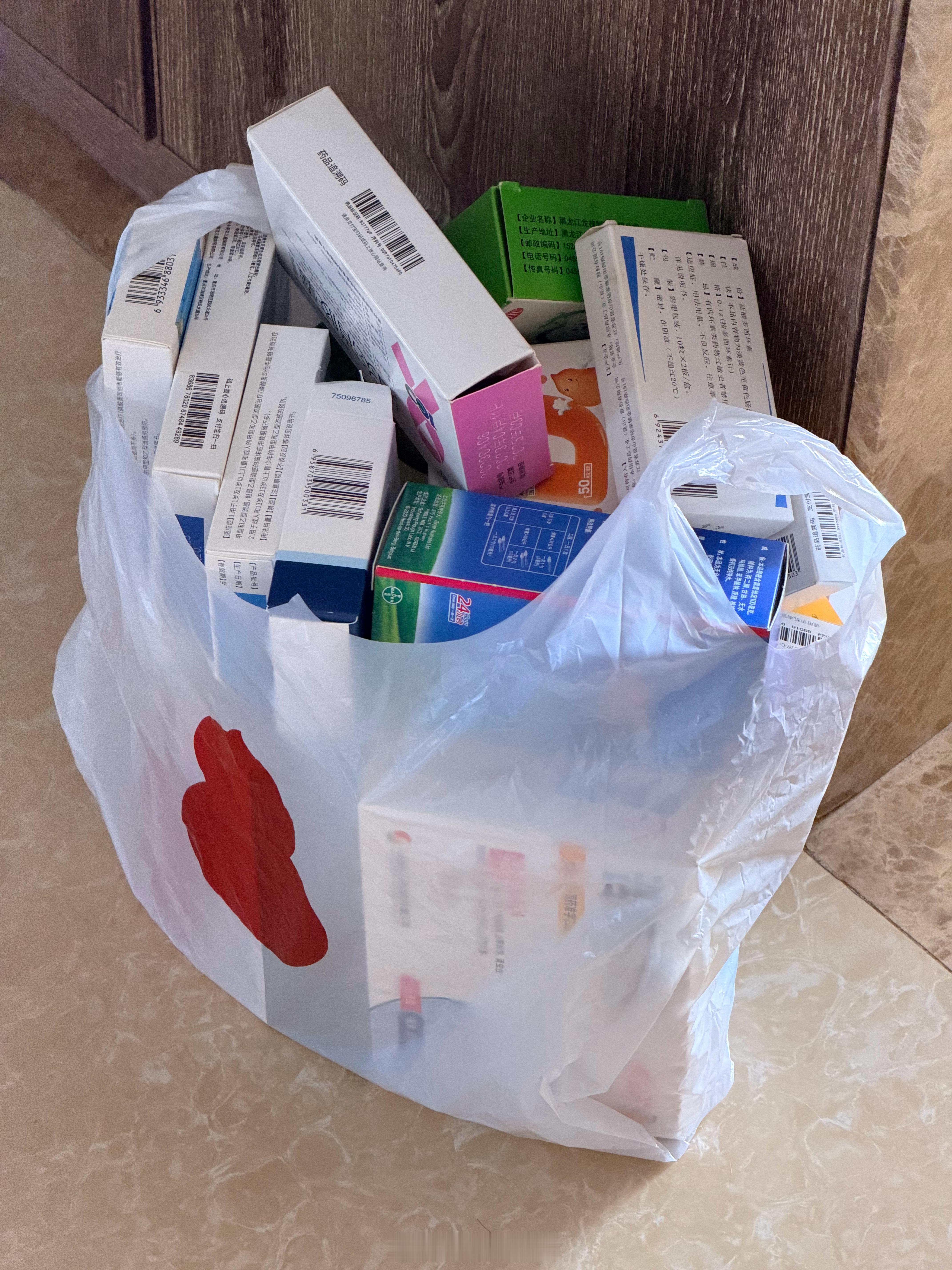 媳妇儿收拾出来的过期药其实我们去长辈家看老人的时候，也应该翻翻他们的药柜，过期的