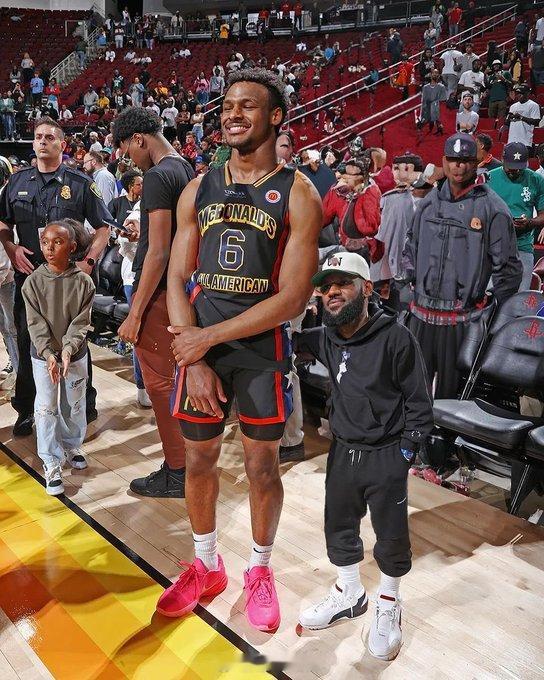 “我爸已经三天没打我了,三天了”！[笑cry][笑cry]#nba你我皆主角# 