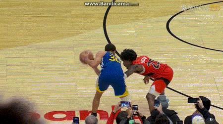 库里第四节最后一攻进攻犯规。