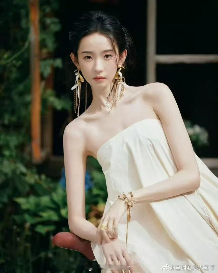 张艺凡chua地一下撞飞范丞丞张艺凡为镜头拼了！一个箭步冲出就撞飞范丞丞，他还没