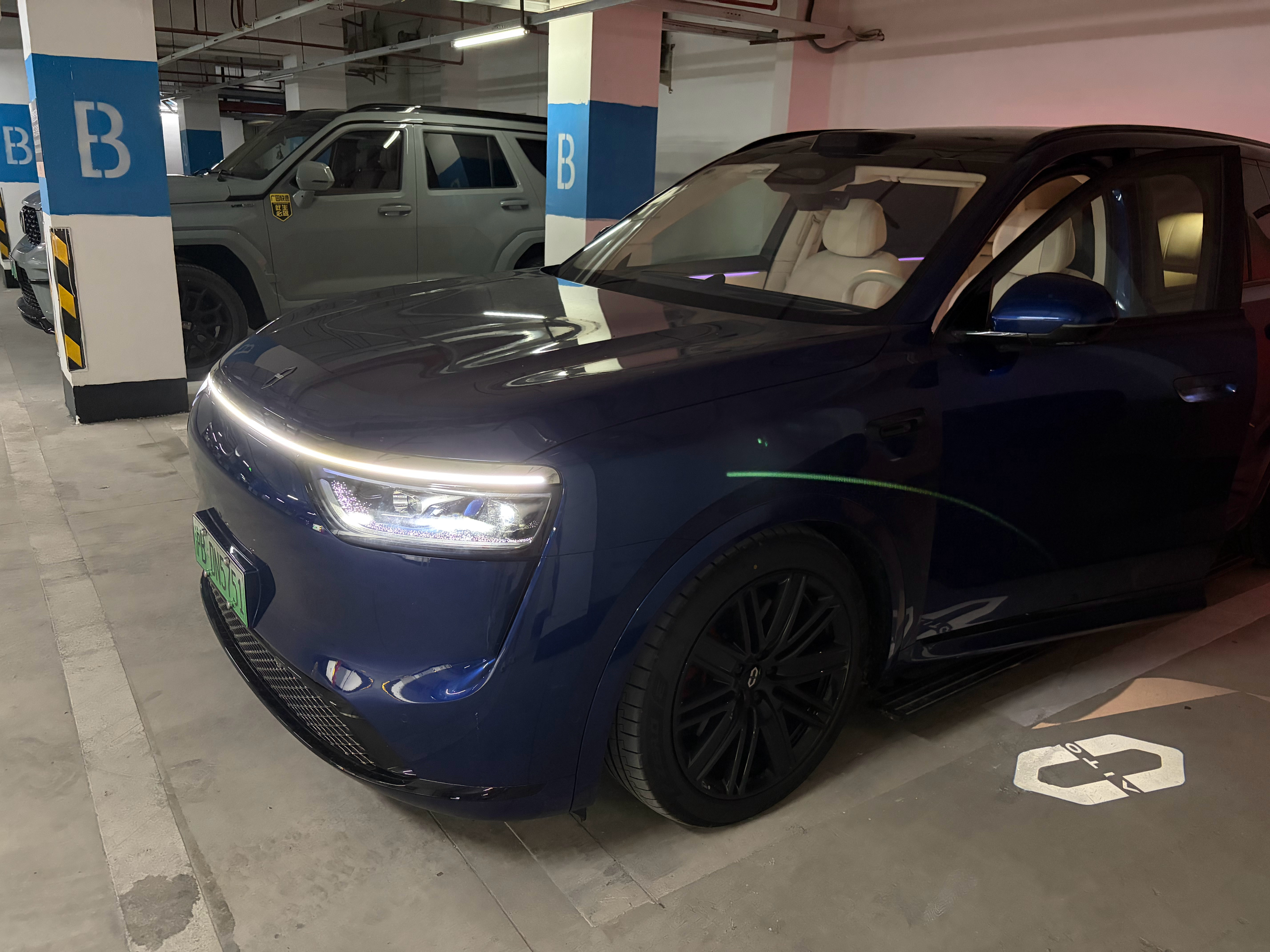 问界M8一觉醒来电就充满了。买电车，一定要想尽办法装个家充。装不了，就换套房子。