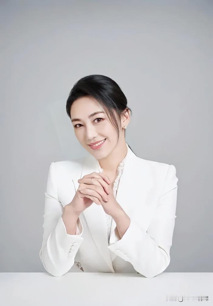 素衣如雪，浅笑温婉，气质清雅自成风华。