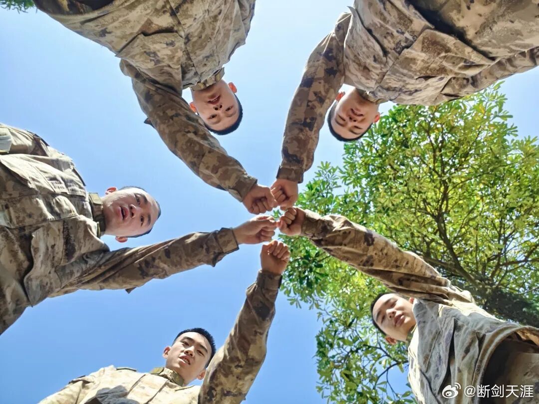 前线熄灯号军营晚点名人民前线 当青春的抉择呼应使命的召唤军考便成为一双翅膀以笔为