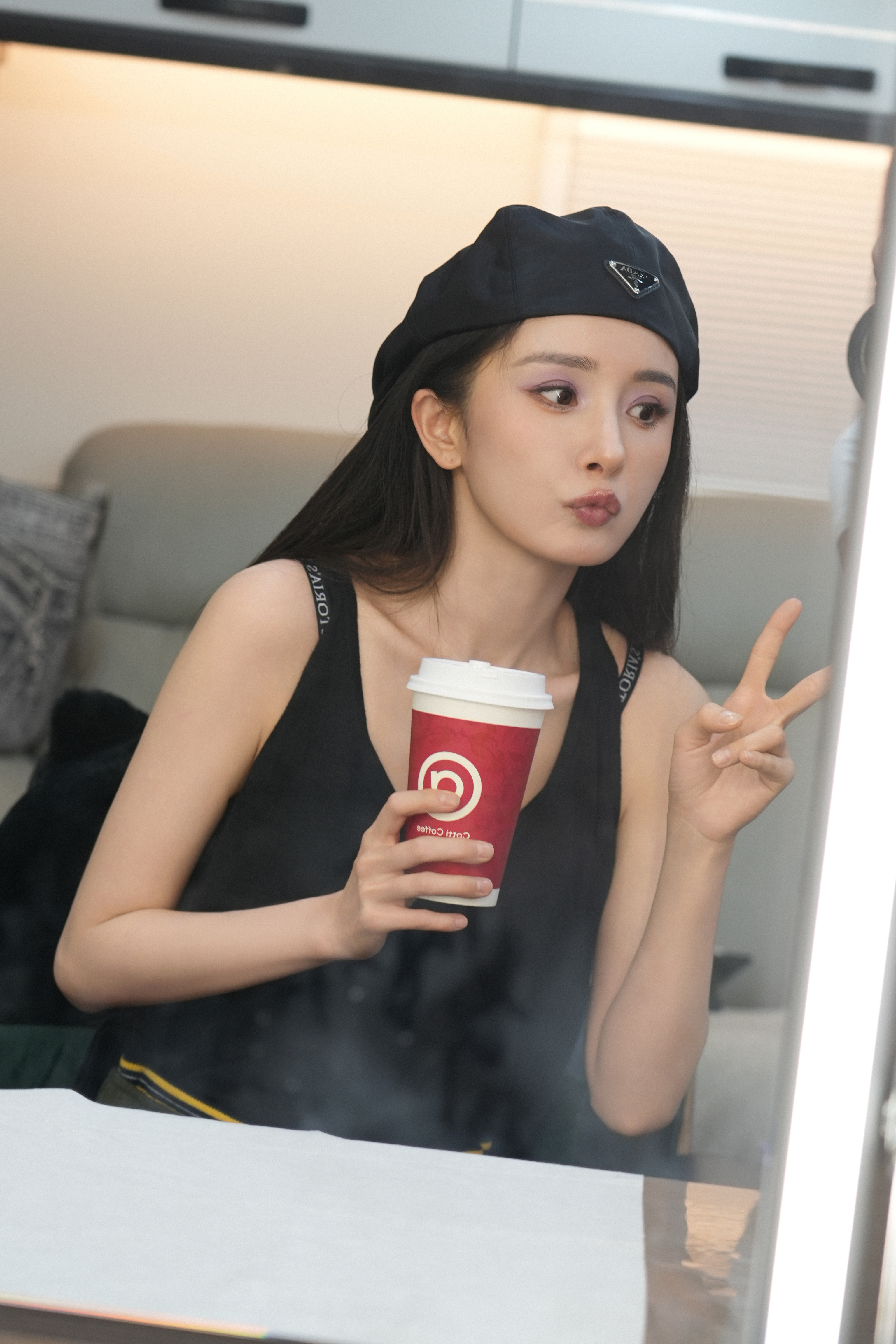 杨幂  蜜蜂宝宝都来VD给姐姐解锁生日应/援吧！详情见→网页链接 活动期间每天都