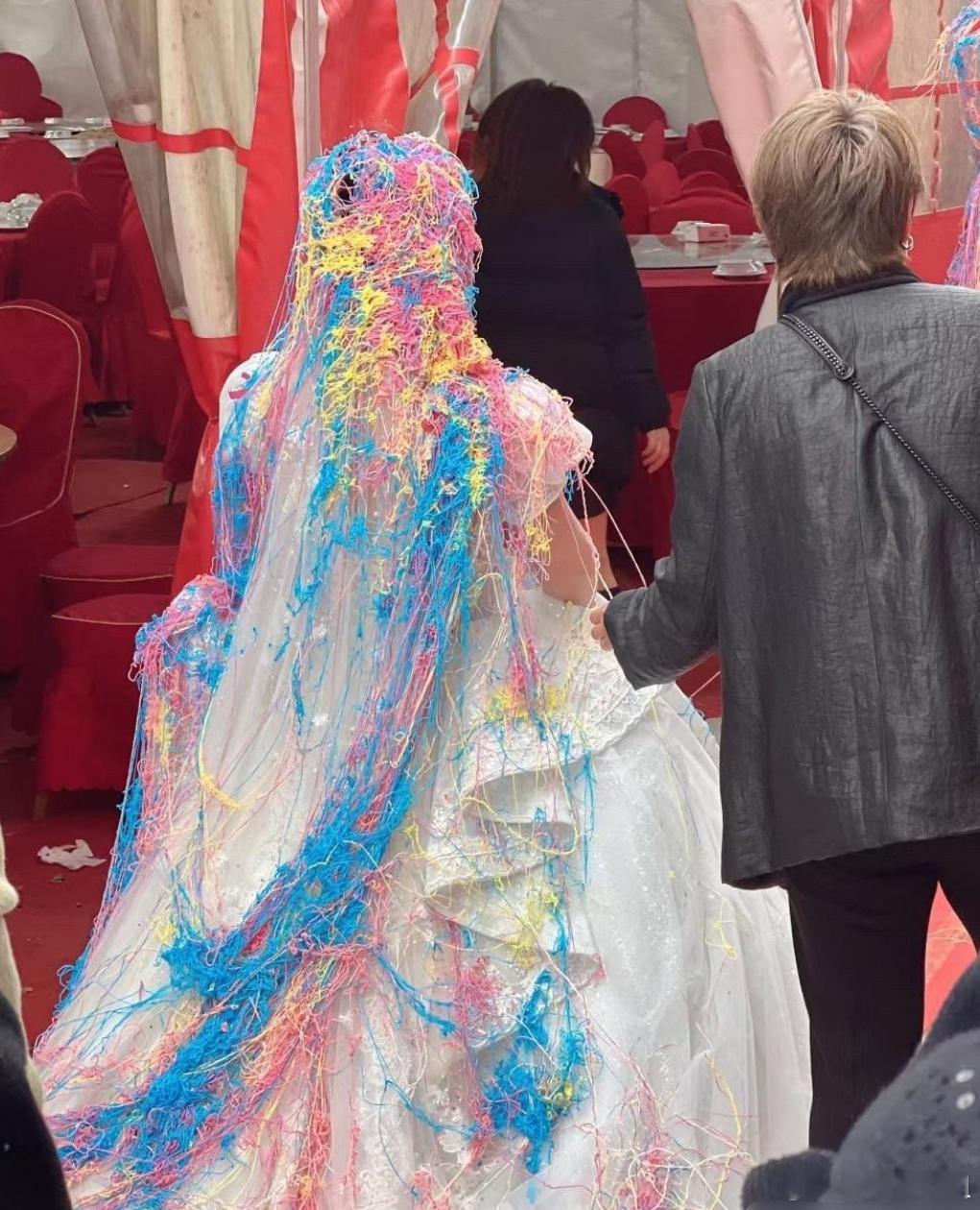 这结个婚被喷成这样，婚纱要是租的还得赔钱吧！ 