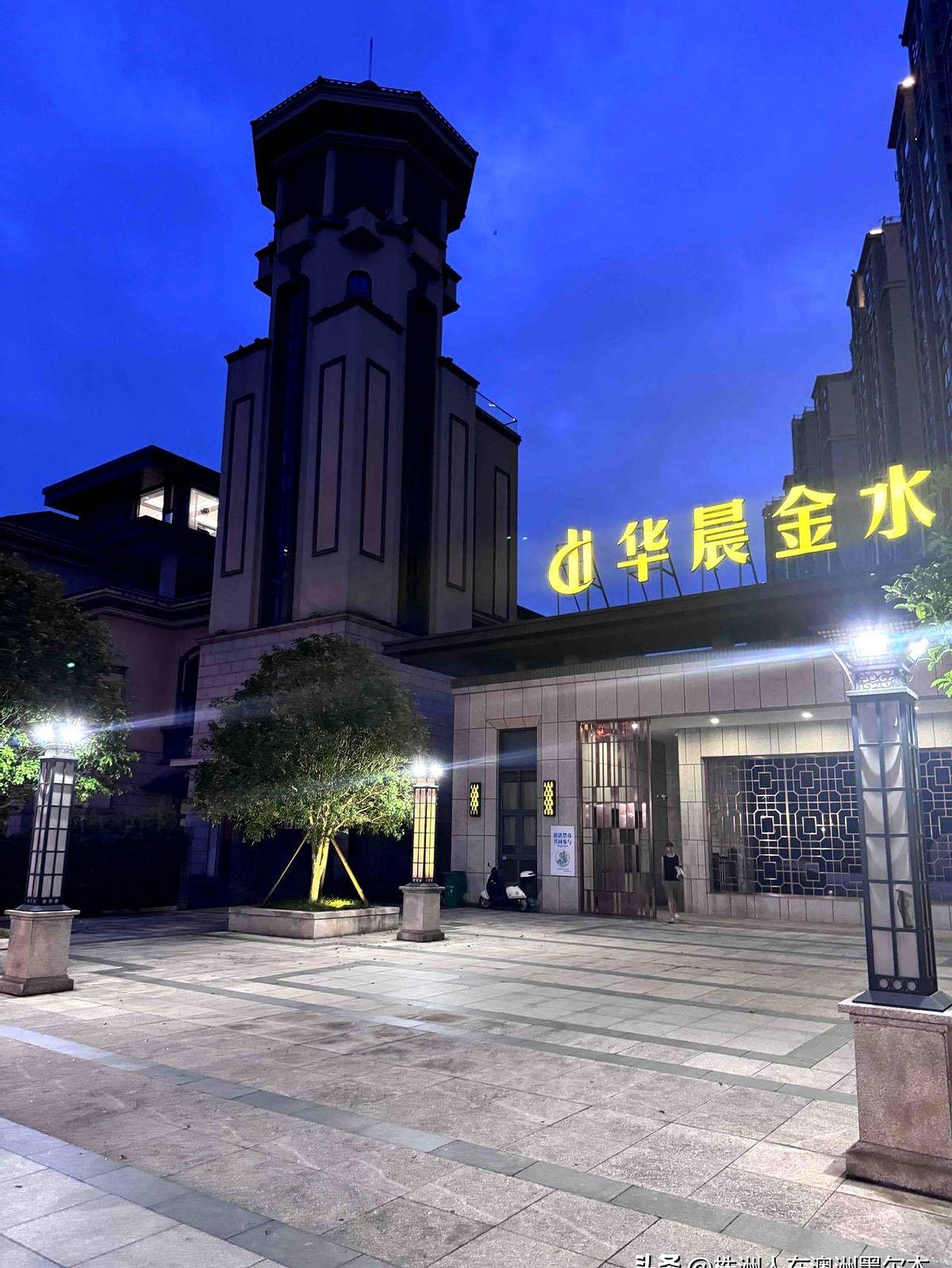 据说是株洲田心首富？
石峰区首富？

的豪宅，像碉堡一样，里面装修十分豪华！
