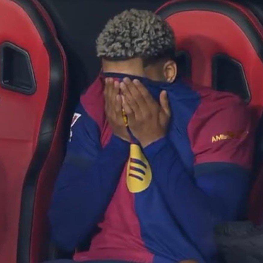 世体记者：别对阿劳霍太苛刻！ 现在所有人都把矛头指向了阿劳霍，这个每次踏上球场都