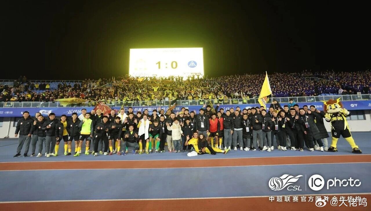 明显感到郑智赛后轻松了一些，露出一丝笑容，主场首秀赢球了，压力稍有缓解，慢慢回归