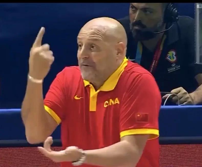 中国式解聘乔帅

乔尔杰维奇终于身体不适了，不得不交出了中国男篮主帅的权杖。

