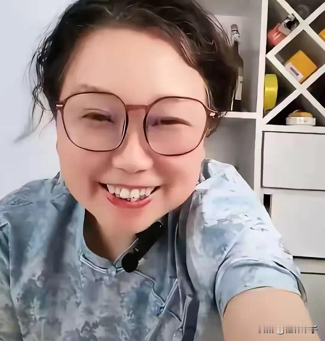 老杜咋越活越年轻了！
内心真够强大的，
声称之所以没有送孙女去景德镇，
是高铁票
