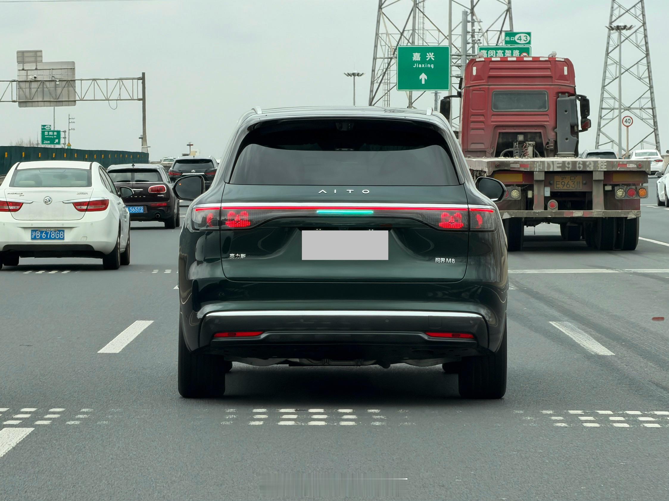 元旦假期回了趟老家，路上好多开着小蓝灯的鸿蒙智行。是买华为的车主特别喜欢用智驾吗