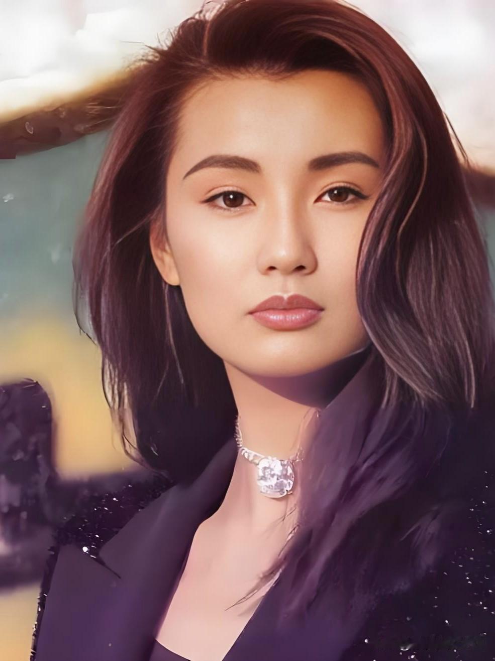 岁月从不败美人，张曼玉以率性灵魂诠释时光之美。无惧年龄，从容自在，她将人生写成诗