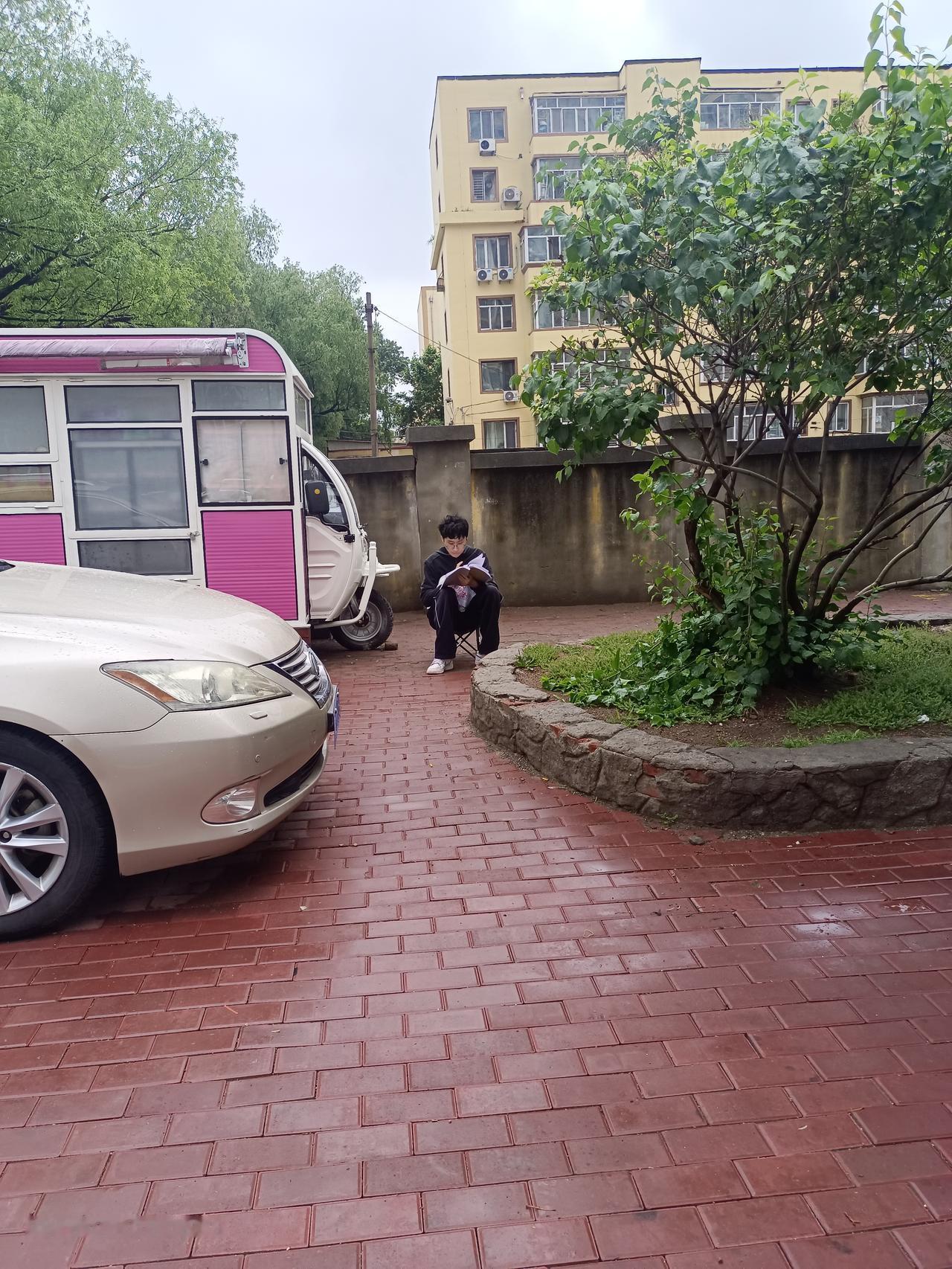 高考前入场，这样的都是学习的料。就这定力都得佩服。