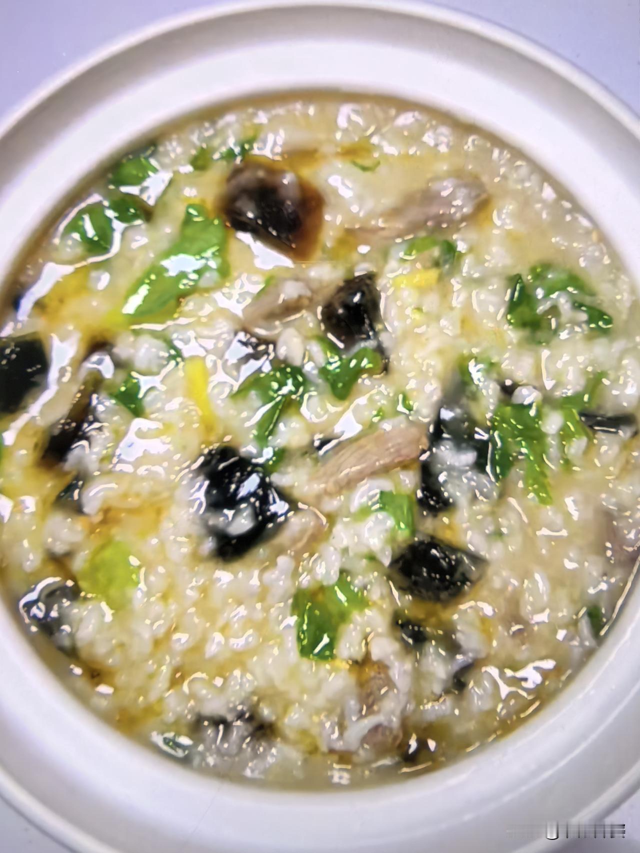 早餐不到20分钟，做了一锅皮蛋瘦肉粥，又香又浓稠
今天早餐就是消耗剩米饭，用剩米