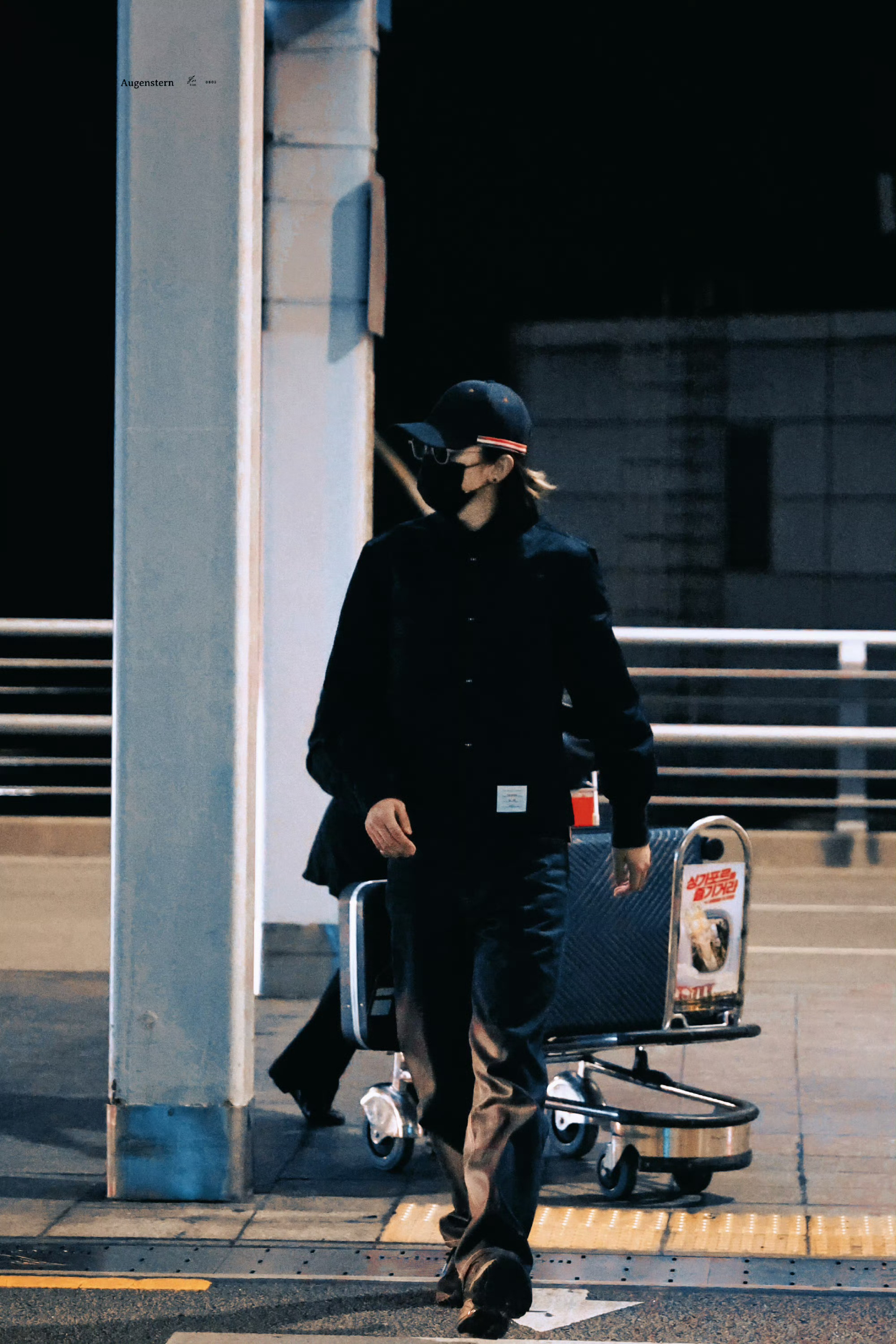 蔡徐坤出发米兰男装周街拍造型，受邀参加Thom Browne 2027春夏男装大
