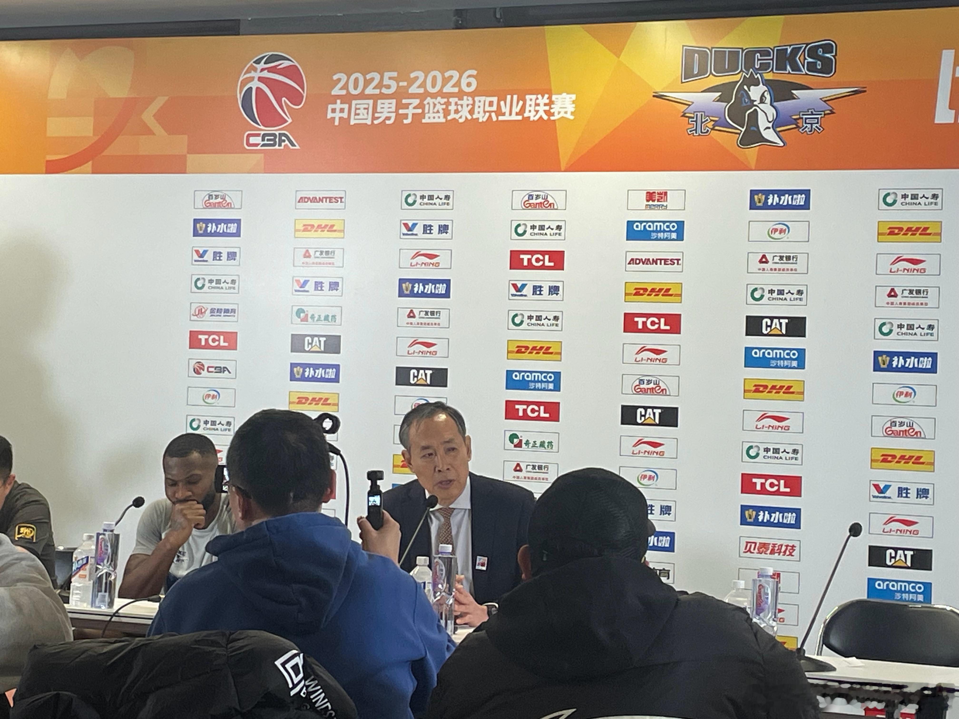 北京男篮vs广厦男篮许利民说输球来得及时许利民：队伍收获比较大，我个人收获也比较