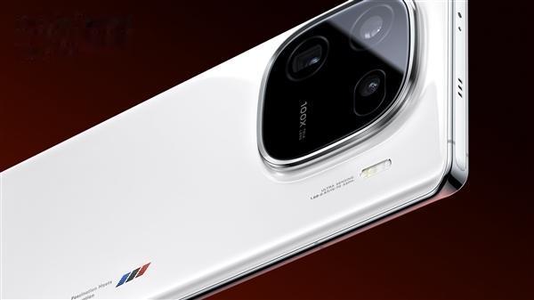 iQOO 12系列手机已经可以在官网预约了。它一共推出两款机型：标准版采用直边直