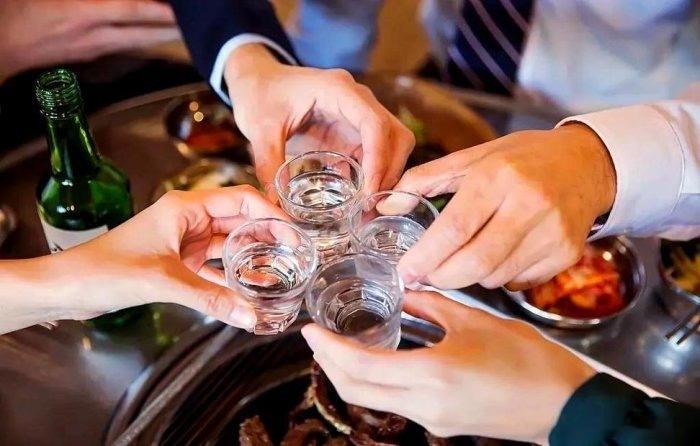 暗礁·默斋主人原创散文体检报告捏在掌心，薄薄的，却沉。目光掠过，几行红字刺目地亮