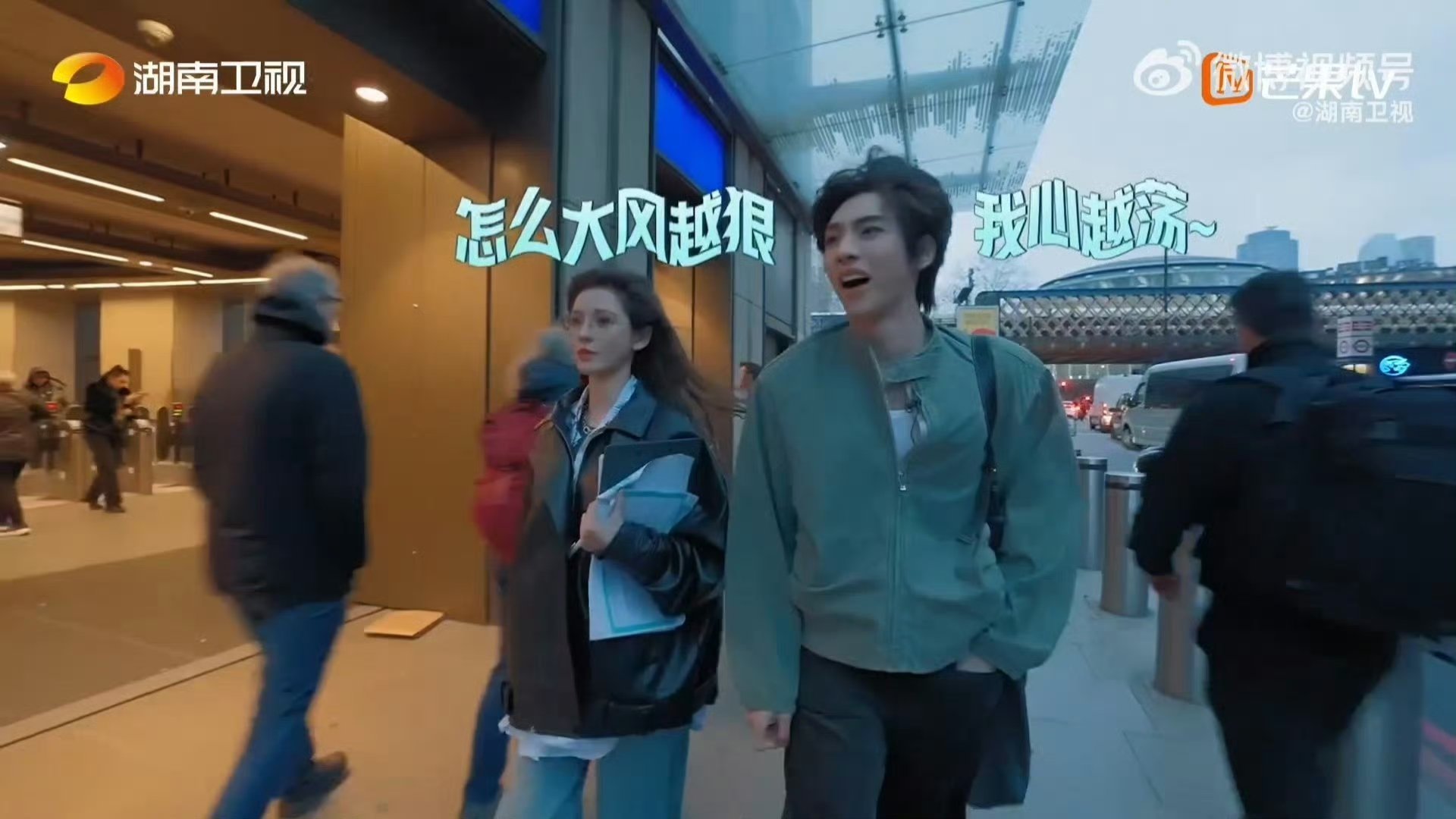 张予曦狂风里都出片张予曦颜安氛围感头像有了不用刻意摆复杂的姿势，仅仅是迎着狂风自
