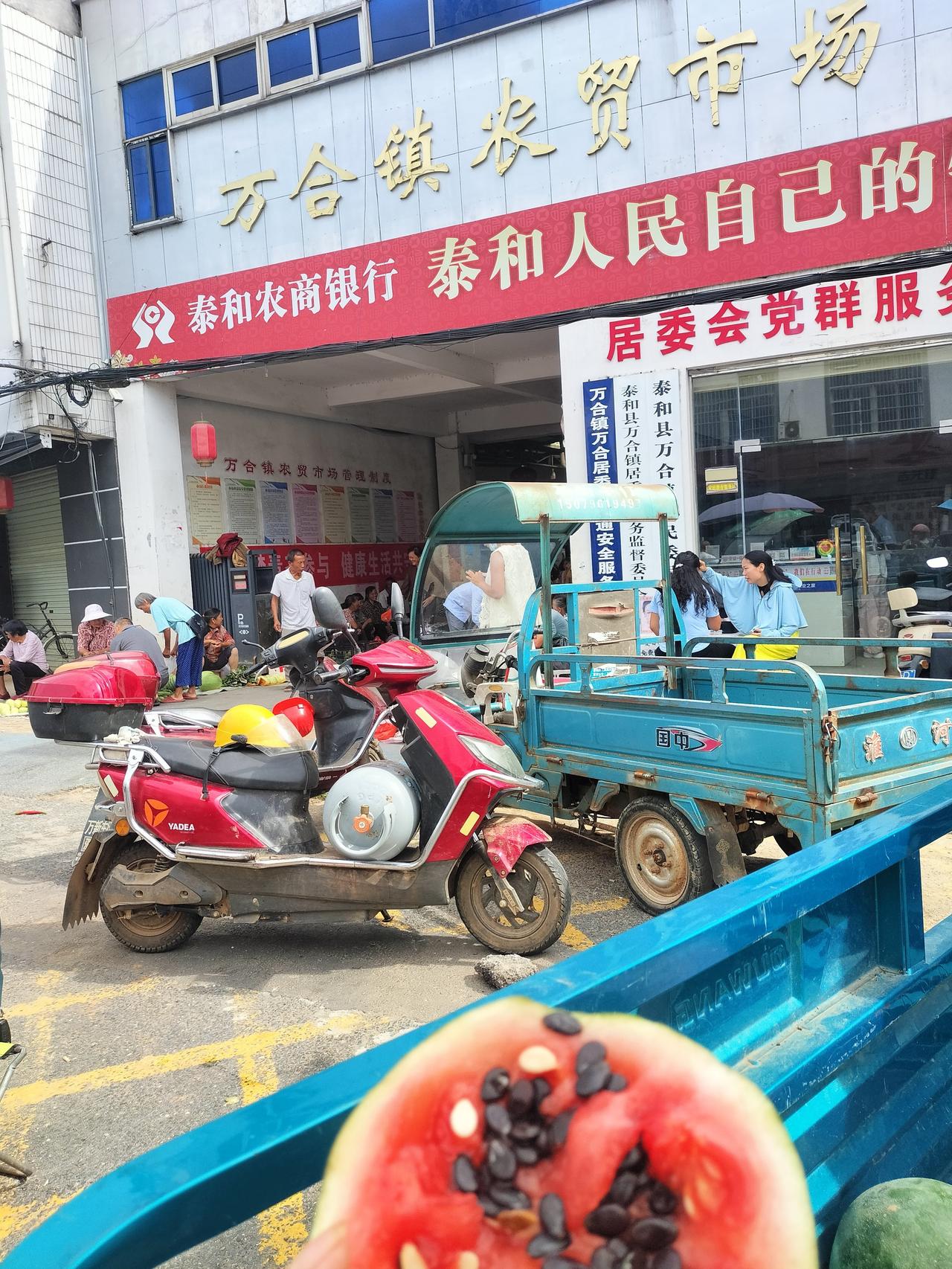 万合农贸市场的打籽瓜5毛钱一斤，很便宜，西瓜瓤是红色的，很甜，这个西瓜还可以炒菜