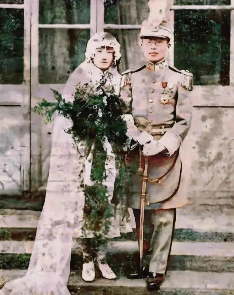 1922年，27岁的王赓与19岁的陆小曼大婚时的合影，两人的结合在当时轰动一时，